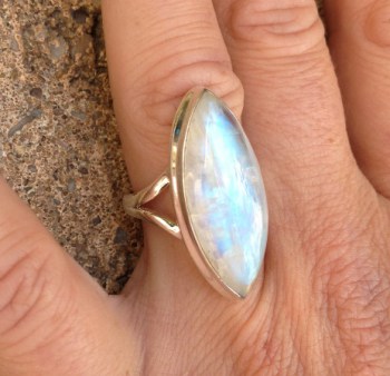 Zilveren ring met smalle ovale regenboog Maansteen maat 17.5 mm